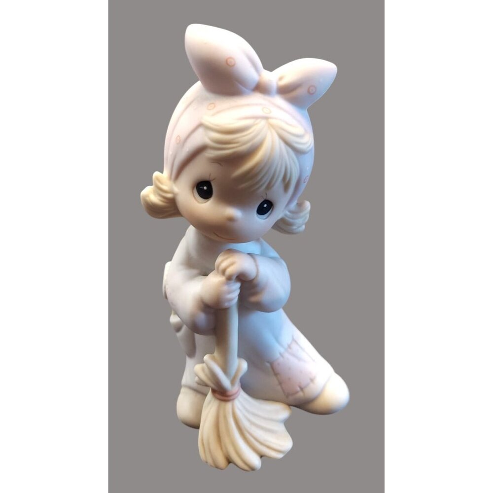 Precious Moments "Isnt He Precious?" Figurine 1984 T32 P